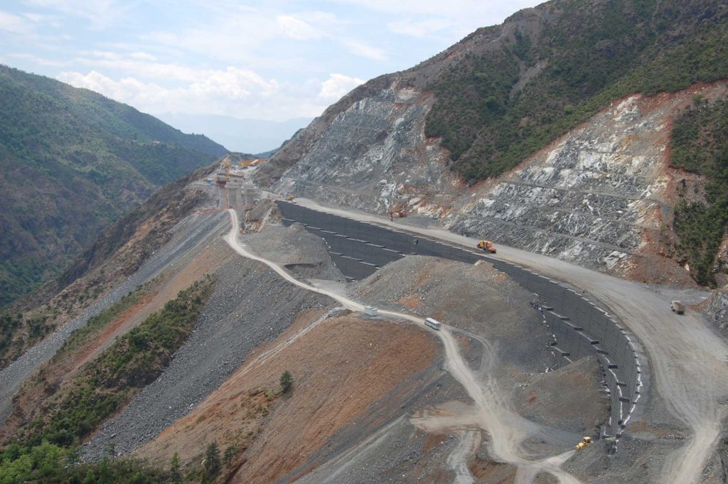 Medidas de contención frente a deslizamientos en talud de carretera