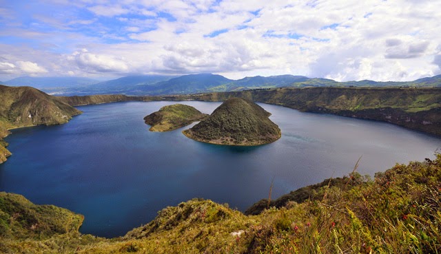 Lago en caldera volcánica